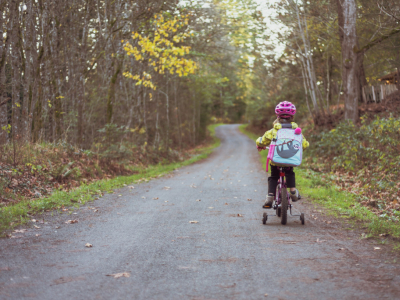 Vélo et casque confortables et sûrs pour les bébés et enfants : comment choisir 