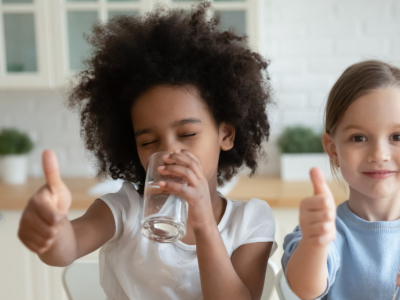 5 astuces efficaces pour faire boire plus d'eau à vos enfants