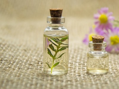 Huiles essentielles, hydrolats, eaux florales... quelles différences ?