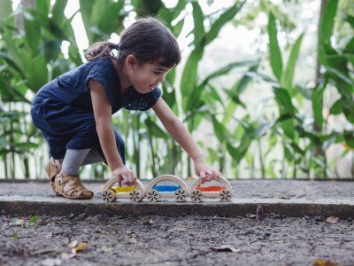 Dedans ou dehors, 10 idées pour jouer avec ses petites voitures