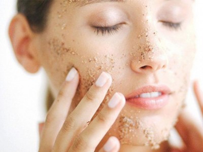 Comment choisir le meilleur gommage visage en fonction de sa peau ?