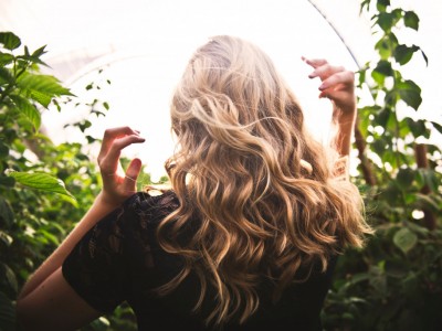 Comment entretenir ses cheveux naturellement ?